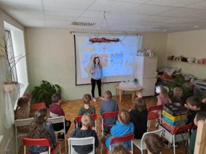 Iepazīstina skolēnus ar savu valstu tradicionālajām lietām